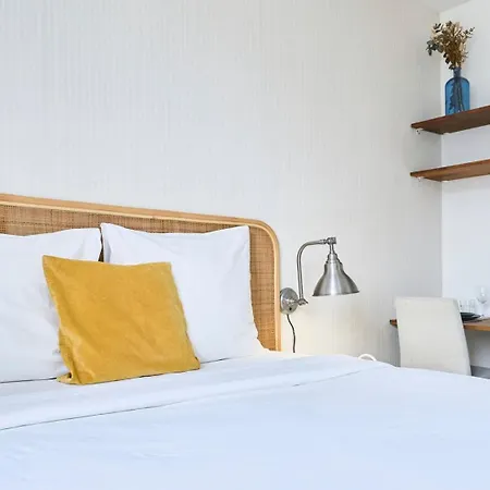 Equipped - Near Train Stations Apartment *