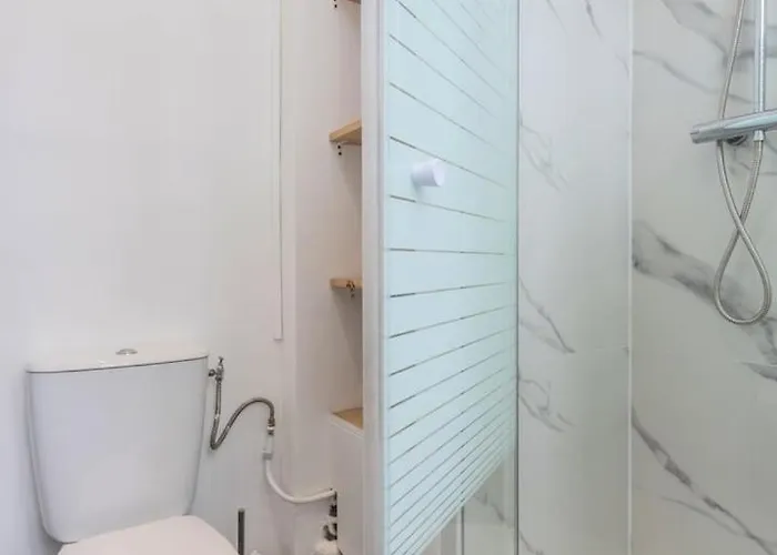 Equipped - Near Train Stations Apartment *