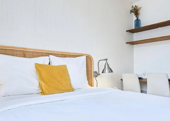 Equipped - Near Train Stations Apartment *